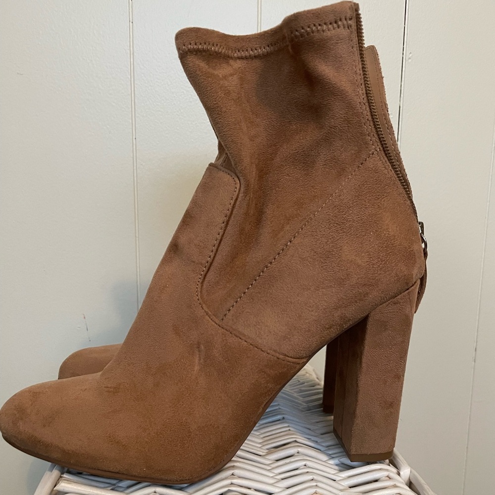 Tan Steve Madden suede heeled boots 👢